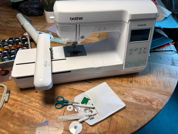 Machine à broder F540E, Hobby & Loisirs créatifs, Machines à coudre & Accessoires, Comme neuf, Machine à coudre, Brother, Enlèvement