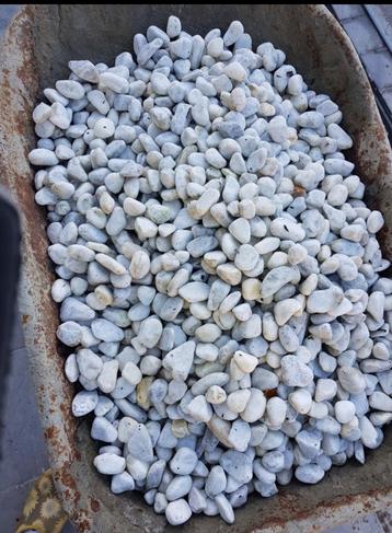 Gros graviers blanc disponible aux enchères