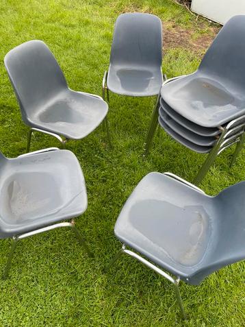 8 chaises idéal pour dépanner pour une fête 