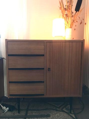 Vintage kastje met zwarte accenten beschikbaar voor biedingen