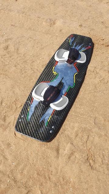 Planche de kitesurf en carbone beschikbaar voor biedingen