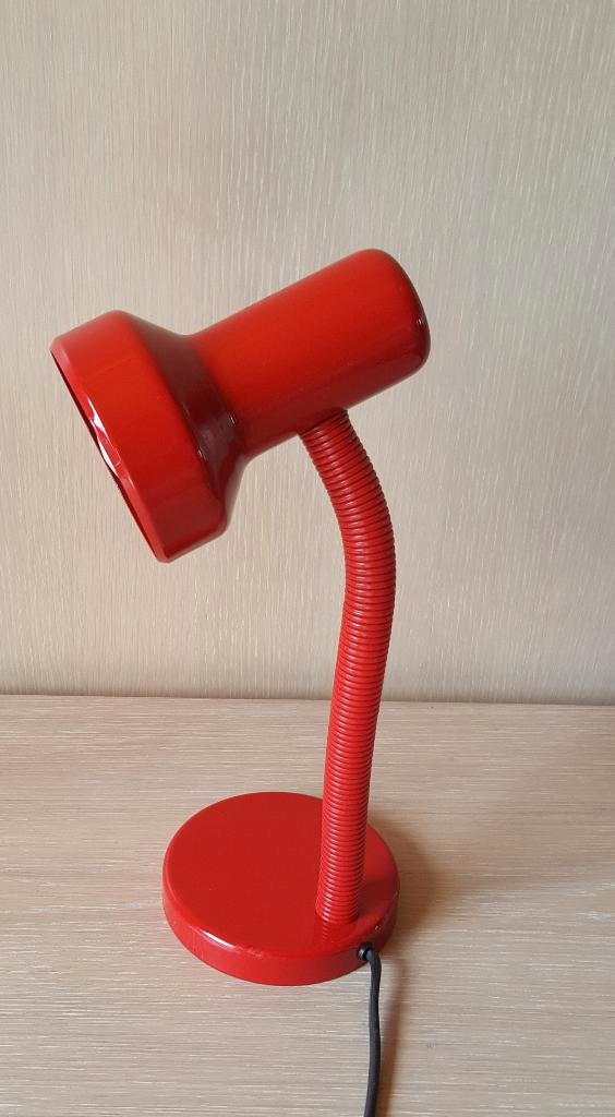 Rode bureaulamp met "gooseneck" hals (80s vintage), Huis en Inrichting, Lampen | Tafellampen, Gebruikt, Minder dan 50 cm, Kunststof