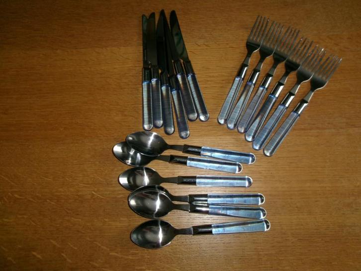 18-delig bestek, Huis en Inrichting, Keuken | Bestek, Gebruikt, Bestekset, Kunststof, Ophalen of Verzenden