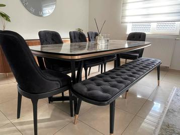 Eetkamer met stoelen beschikbaar voor biedingen