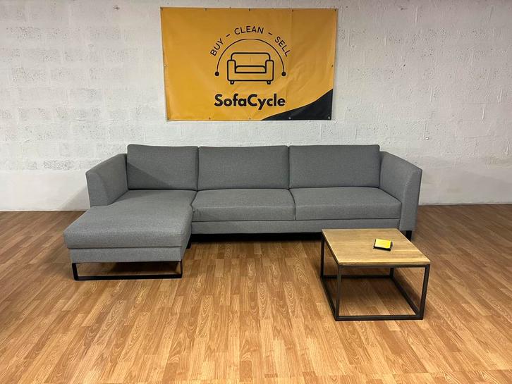 Moderne grijze L-hoekzetel met designpootjes – SofaCycle, Huis en Inrichting, Zetels | Voetbanken en poefs, Zo goed als nieuw