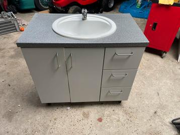 Badkamermeubel met spiegel en verlichting beschikbaar voor biedingen