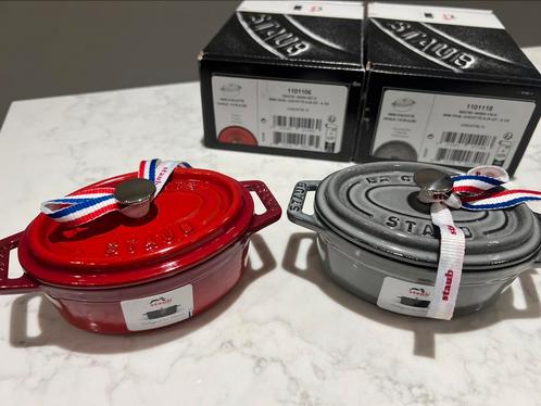 NIEUW 2 x Staub ovaal 11 cm kerst rood en grafiet grijs, Huis en Inrichting, Keuken | Potten en Pannen, Nieuw, Koekenpan of Braadpan