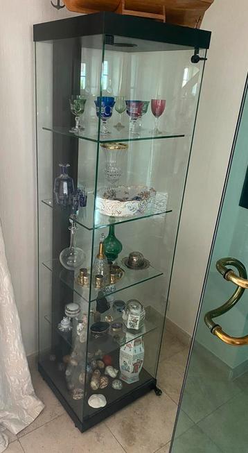Elegante vitrinekast van glas met vier glazen legplanken beschikbaar voor biedingen