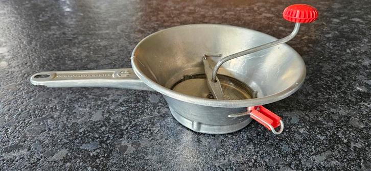Keukenklassieker: passe-vite in topstaat, Huis en Inrichting, Keuken | Potten en Pannen, Gebruikt, Aluminium, Ophalen