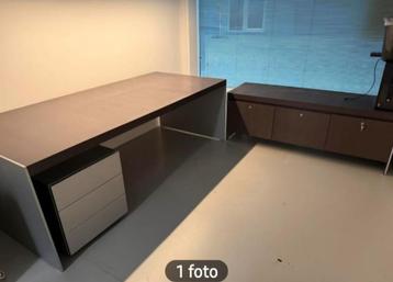 Mooi ruim bureau vol hout (zonder de ladekasten) beschikbaar voor biedingen