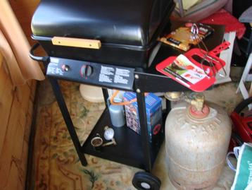 gasbarbeque meubel met gasfles e acces beschikbaar voor biedingen