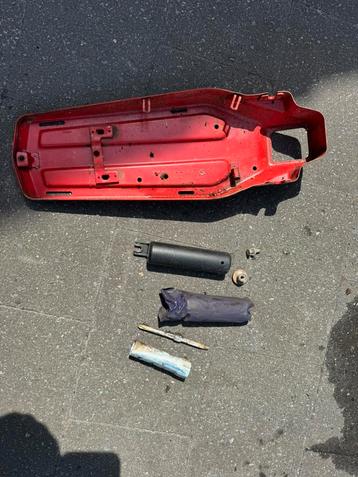 Boîte à outils avec contenu et vis, Enlèvement