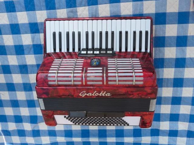 Accordeon - Galotta - vintage - rood, Musique & Instruments, Accordéons, Utilisé, 96 basses, Autres marques, Avec valise, Enlèvement