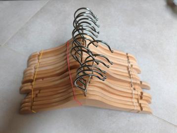 17 kledinghangers voor kinderen beschikbaar voor biedingen