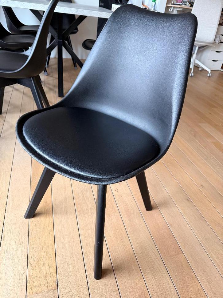 6 chaises noires Juntoo similicuir, Maison & Meubles, Chaises, Comme neuf, Cinq, Six Chaises ou plus, Bois, Synthétique, Autres matériaux