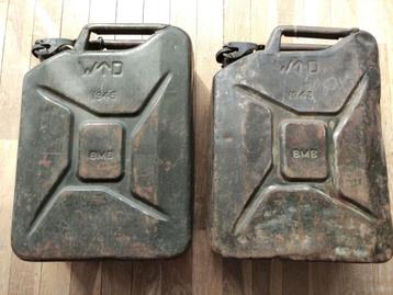 2 Engelse jerrycans 1943 & 1945 beschikbaar voor biedingen