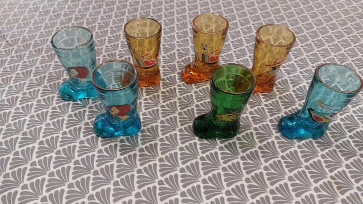 Set van zeven vintage druppelglazen in verschillende kleuren, Antiek en Kunst, Curiosa en Brocante, Ophalen of Verzenden