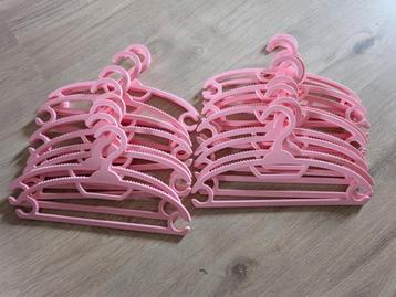 20 stuks lichtroze kapstokken kleerhangers, Enlèvement ou Envoi, Utilisé