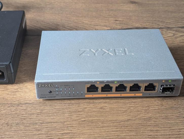 Zyxel XMG-105HP POE switch, Computers en Software, Netwerk switches, Zo goed als nieuw, Ophalen of Verzenden