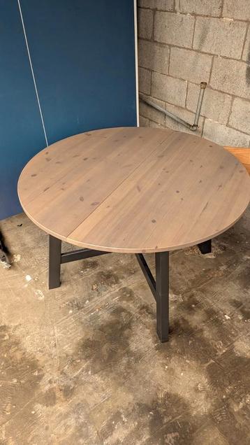 Ronde tafel   beschikbaar voor biedingen