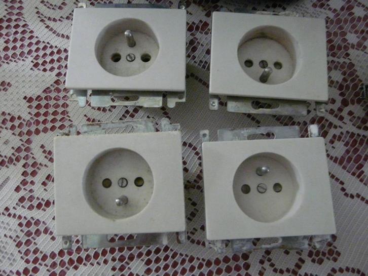 8 gerecupereerde stopcontacten NIKO PR20 e.a.: 3 € per stuk, Doe-het-zelf en Bouw, Elektriciteit en Kabels, Gebruikt, Stopcontact