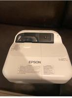 Beamer van Epson met muurbevestiging en afstandbediening., Audio, Tv en Foto, Beamer-accessoires, Ophalen, Zo goed als nieuw