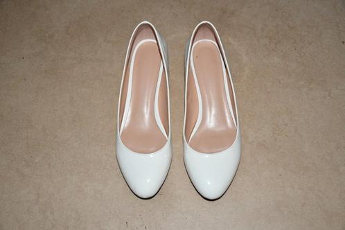 Witte lak pumps op blokhakje - maat 38, Kleding | Dames, Schoenen, Zo goed als nieuw, Pumps, Wit, Ophalen of Verzenden