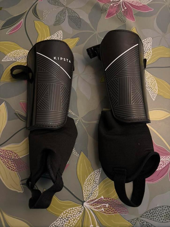 Scheenbeschermers kipsta, Sport en Fitness, Voetbal, Gebruikt, Maat M, Ophalen