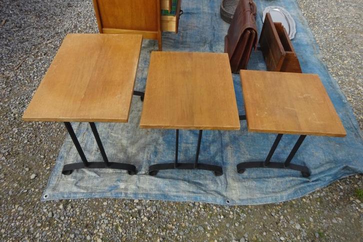 3 kleine eikenhouten bijzettafels met gietijzeren poten, Antiek en Kunst, Antiek | Meubels | Tafels, Ophalen