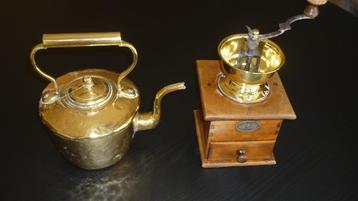 Zeer oude koffiemolen en waterketel beschikbaar voor biedingen