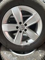 4 jantes avec pneus hivers Tiguan 215 65 17 pneus 6mm, Enlèvement, Pneu(s)