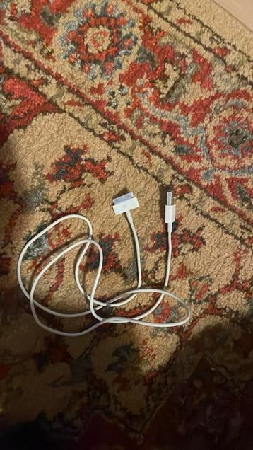 Oude iPad kabel  beschikbaar voor biedingen
