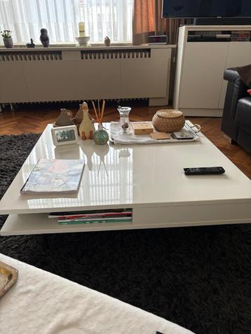 Witte glanzende salontafel beschikbaar voor biedingen