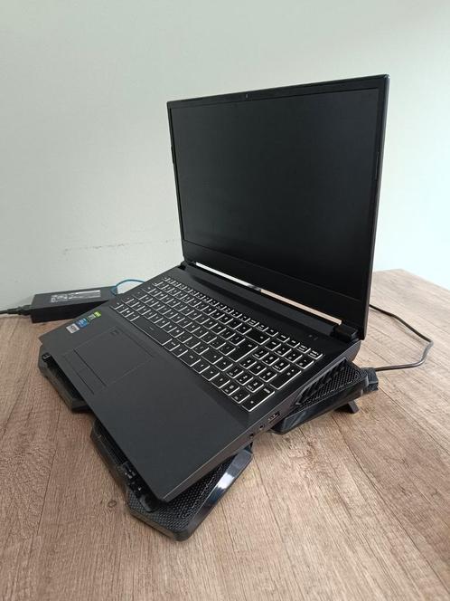 XMG high-end laptop + gratis cooling dock, zo goed als nieuw, Computers en Software, Laptopstandaarden, Zo goed als nieuw, Ophalen of Verzenden