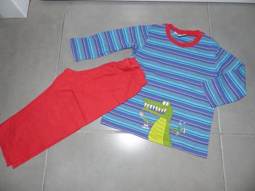 Pyjama Woody en crocodile - taille 86 - garçon, Enfants & Bébés, Vêtements de bébé | Taille 86, Comme neuf, Garçon, Vêtements de nuit ou Sous-vêtements