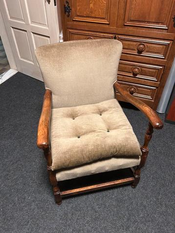 Antieke stoel beschikbaar voor biedingen