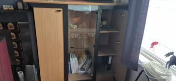 Kast beschikbaar voor biedingen