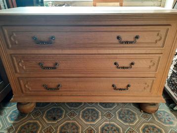 Eikenhouten dressoir met 3 laden  beschikbaar voor biedingen