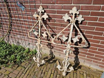 2 antieke gesmede muurankers Hoog 1.10 meter Breed 52 cm beschikbaar voor biedingen