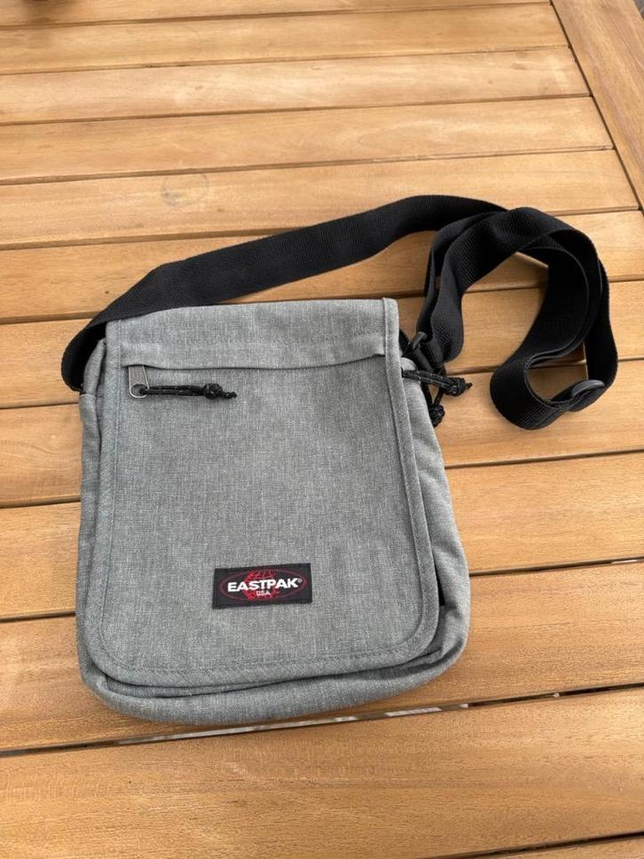 EASTPAK FLEX schoudertas, Handtassen en Accessoires, Tassen | Schoudertassen, Zo goed als nieuw, Overige merken, Grijs, Ophalen
