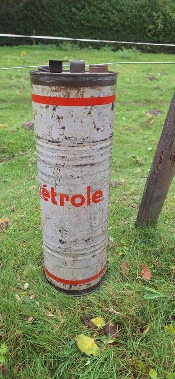 Vintage hoog petroleum blik, tweetalig. beschikbaar voor biedingen