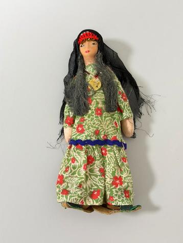 Egyptian Doll In Handmade 1960 Traditional Clothing Vintage beschikbaar voor biedingen
