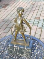 statue la petite fille a l anneau en bronze , signé ., Bronze, Enlèvement ou Envoi
