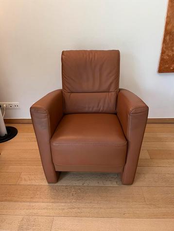 Beige fauteuil  disponible aux enchères