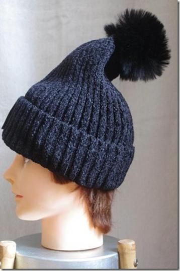 Nieuwe muts met pompon beschikbaar voor biedingen