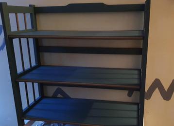 Stevig geschilderd houten rek beschikbaar voor biedingen