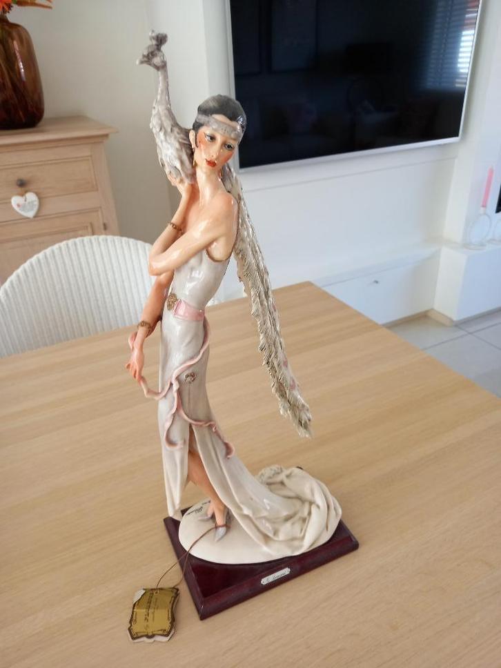 Beeld : Vrouw met Pauw, Antiek en Kunst, Kunst | Beelden en Houtsnijwerken, Ophalen of Verzenden