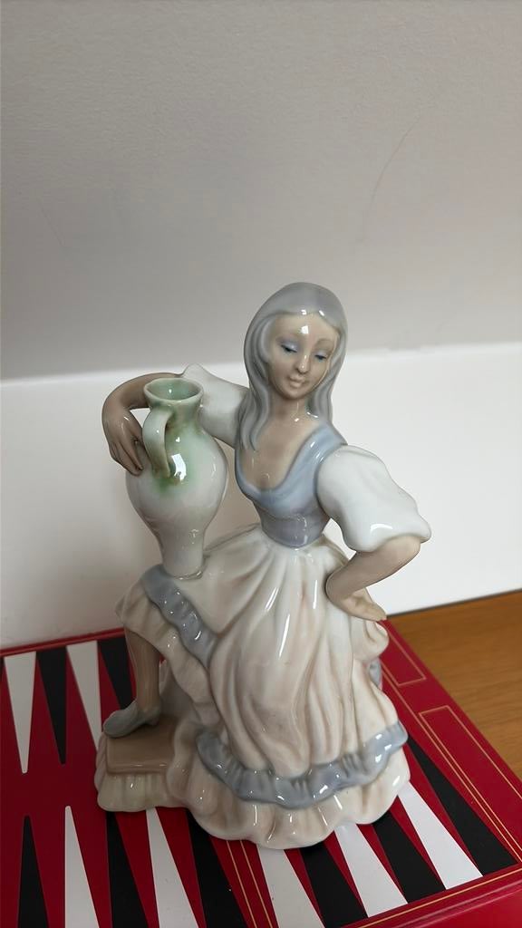 Mooi beeldje van een meisje met een kruik in Spaanse stijl, Antiquités & Art, Antiquités | Objets religieux, Enlèvement