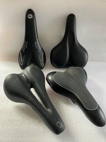 Partijtje van 4 goede metk zadels nieuw. Lot zadels beschikbaar voor biedingen