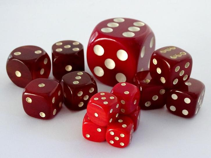 14 Bakelieten/Catalin rode grote Dobbelstenen, Hobby en Vrije tijd, Gezelschapsspellen | Bordspellen, Verzenden